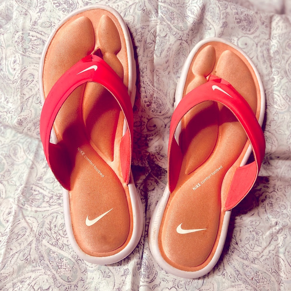 Size 8 Nike flip flops